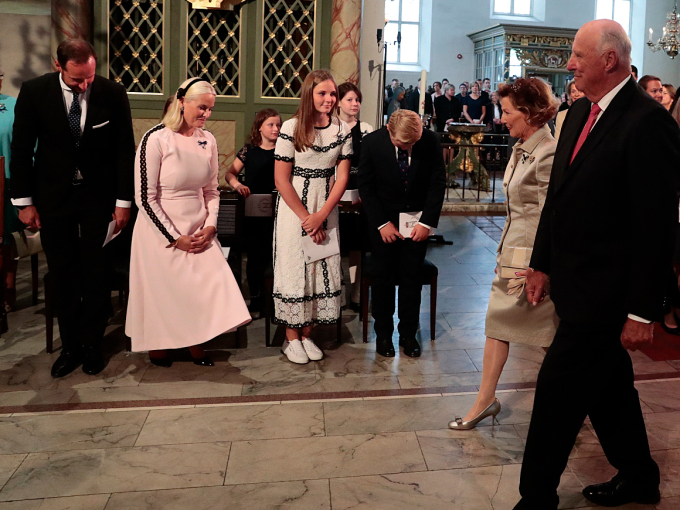 The Crown Prince and Crown Princess and their family greet King Harald and Queen Sonja. Photo: Lise Åserud / NTB scanpix